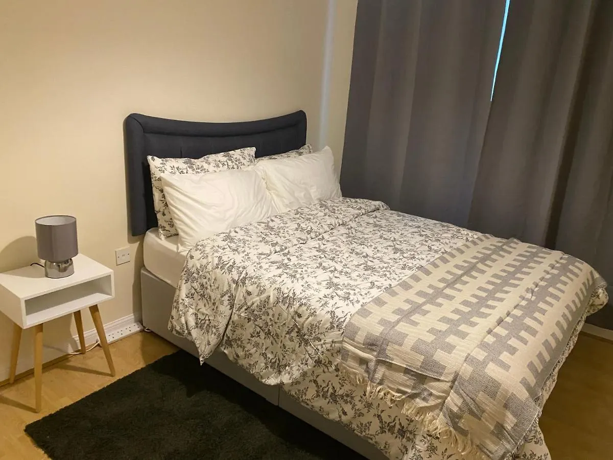 Impeccable 2-Bed Apartment In London location
